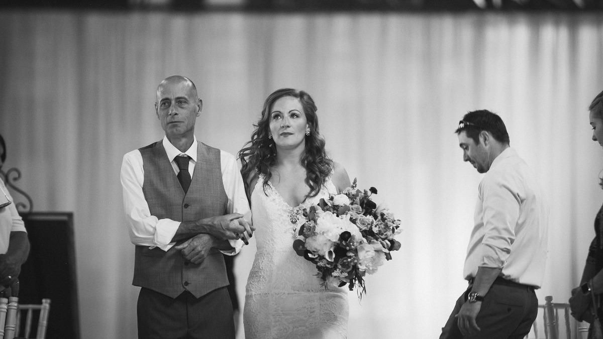 Друг покійного батька нареченої вирішив вести до вівтаря: відео Друг покійного батька нареченої вирішив вести до вівтаря: відео