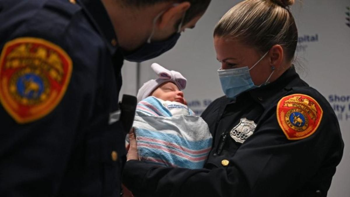 Мати дала доньці імена поліцейських, які її врятували: що зробили