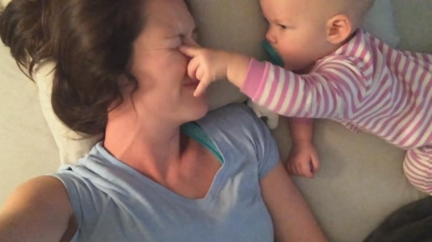 Відкриває очі й залазить на шию: мама виклала кумедне відео з донькою, яка заважає їй спати - Сімʼя
