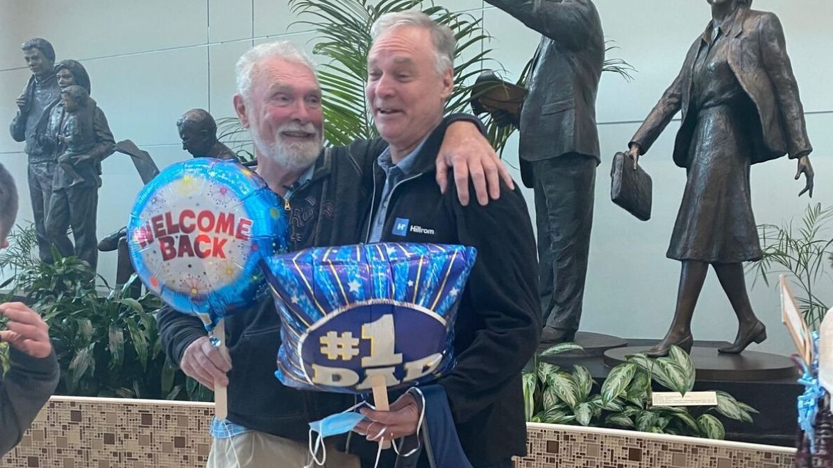 Батько з сином зустрілися через 57 років розлуки: відео емоційної зустрічі - Сімʼя Батько з сином зустрілися через 57 років розлуки: відео емоційної зустрічі - Сімʼя