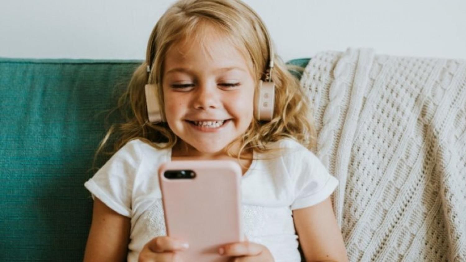Телефони та планшети без загрози для здоров'я: скільки часу діти можуть проводити за гаджетами - Сімʼя