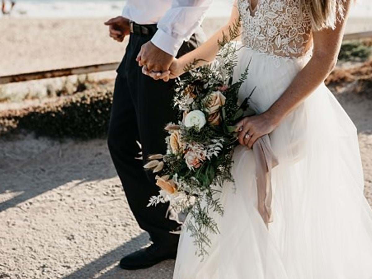 Наречена у весільній сукні регулювала рух на дорозі: чому жінка втекла зі святкової фотосесії - Сімʼя Наречена у весільній сукні регулювала рух на дорозі: чому жінка втекла зі святкової фотосесії - Сімʼя