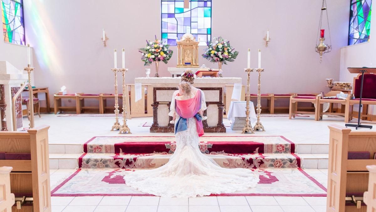 Грала квітами у маминому волоссі: наречена пішла до вівтаря з дитиною в слінгу - Сімʼя Грала квітами у маминому волоссі: наречена пішла до вівтаря з дитиною в слінгу - Сімʼя