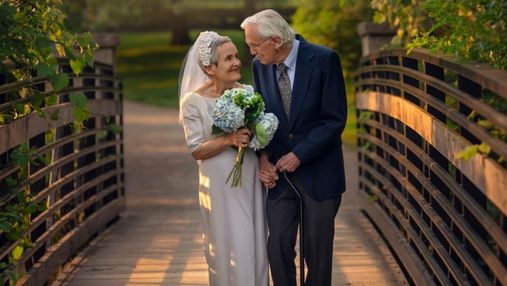 Празднование 50-летия свадьбы: пенсионеры воссоздали свои первые снимки– трогательные фото