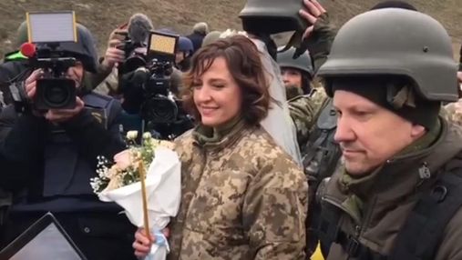 Пара з тероборони Києва одружилася біля блокпоста: чарівне відео