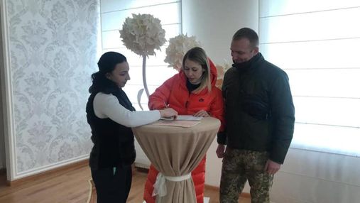 Пограничник женился на своей возлюбленной в перерывах между воздушной тревогой в Киеве