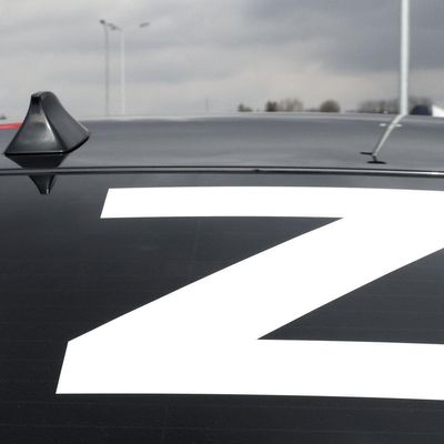 Окупанти у Мелітополі почали таксувати на своїх маркованих Z авто