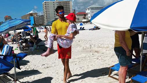 Рятувальники щодня відносять 95-річну бабусю до пляжу: вони усіх розчулили